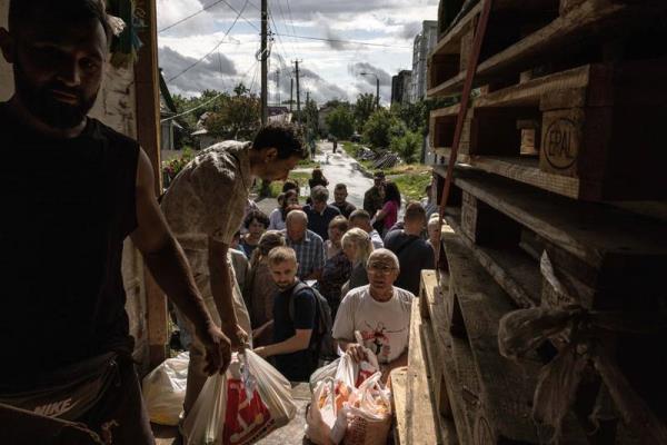 Local residents receive humanitarian aid in Borodyanka. EPA