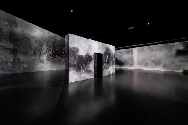 An installation view of “Light in Time, Bang Ui-Geol” at Arte Museum on Jeju Island (D’strict)
