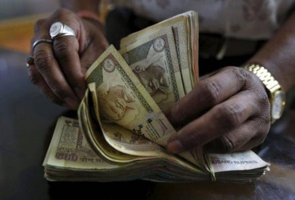 印度政府官员表示，印度将着手解决卢比兑美元汇率波动问题