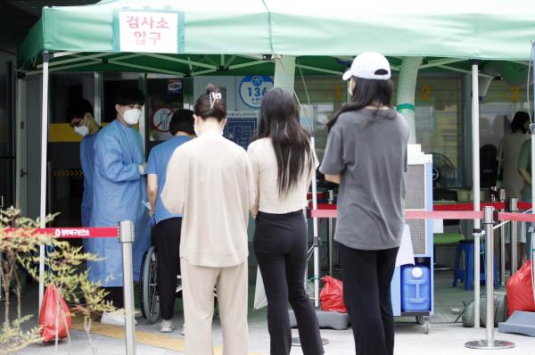 People wait at a COVID-19 testing station in Gwangju, Tuesday. (Yonhap)