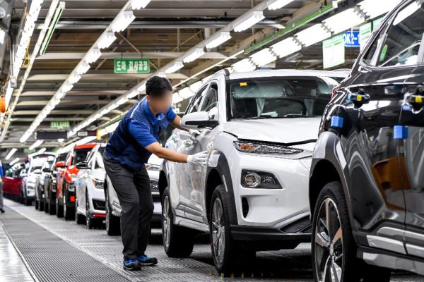 An employee works at Hyundai Motor Group’s Ulsan plant. (Hyundai Motor Co. branch of the Korean me<em></em>tal Workers’ Union)