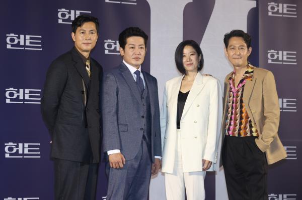 From left: Jung Woo-sung, Heo Sung-tae, Jeon Hye-jin and Lee Jung-jae pose for photos after a press co<em></em>nference introducing “Hunt” at Megabox Seo<em></em>ngsu in Seoul, Tuesday. (Yonhap)