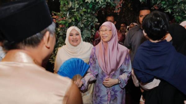Dr Wan Azizah surprises guests at wedding dinner, fans bride and groom (VIDEO)