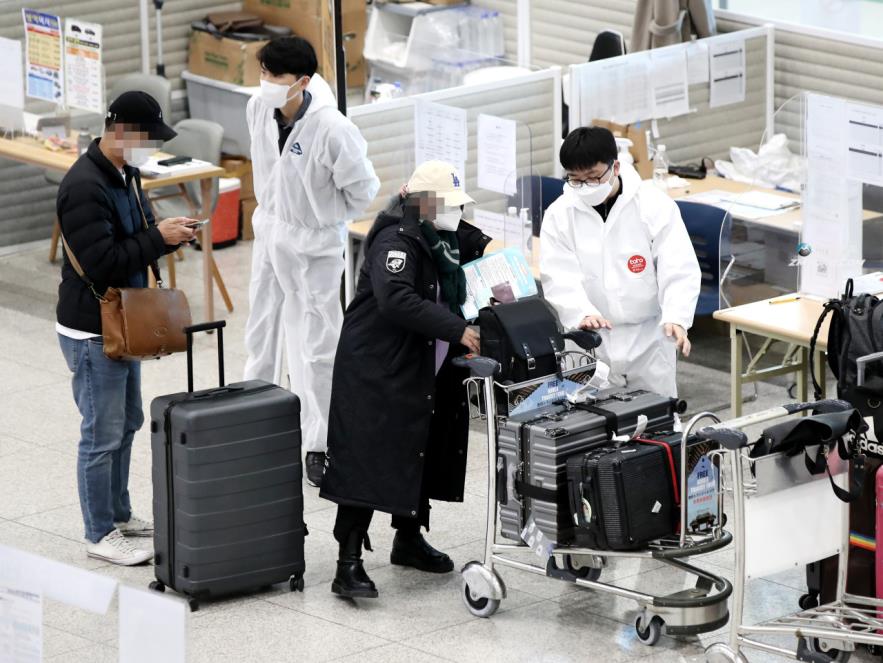 Inbound travelers are guided by quarantine officials at Incheon Internatio<em></em>nal Airport, west of Seoul.(Yonhap)