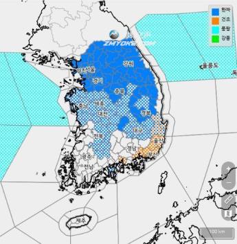 This photo released by the Korea Meteorological Administration shows weather forecasts for South Korea as of 10 a.m. on Friday. Areas marked in blue will be affected by the cold wave warning over the weekend. (Korea Meteorological Administration)