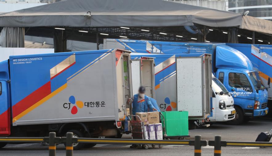 A delivery truck of the country's leading logistics firm CJ Logistics Corp. is parked at the company's branch in Seoul on Thursday. (Yonhap)