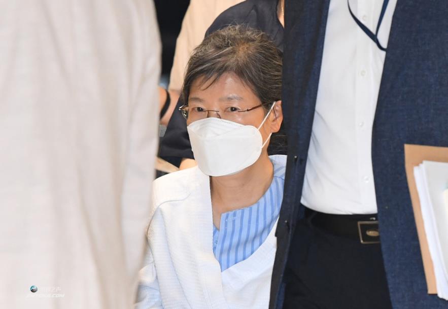 Detained former President Park Geun-hye enters Seoul St. Mary's Hospital in Seoul in a wheelchair on July 20. 2021, for treatment of a chro<em></em>nic illness. (Yonhap)