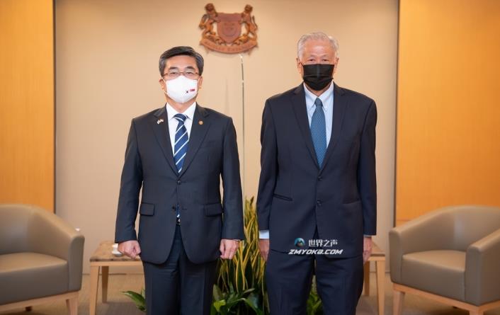 South Korea's Defense Minister Suh Wook (left) poses for a photo with Singaporean Defense Minister Ng Eng Hen in Singapore on Dec. 23, 2021, in this photo released by the Ministry of Natio<em></em>nal Defense. (Yonhap)