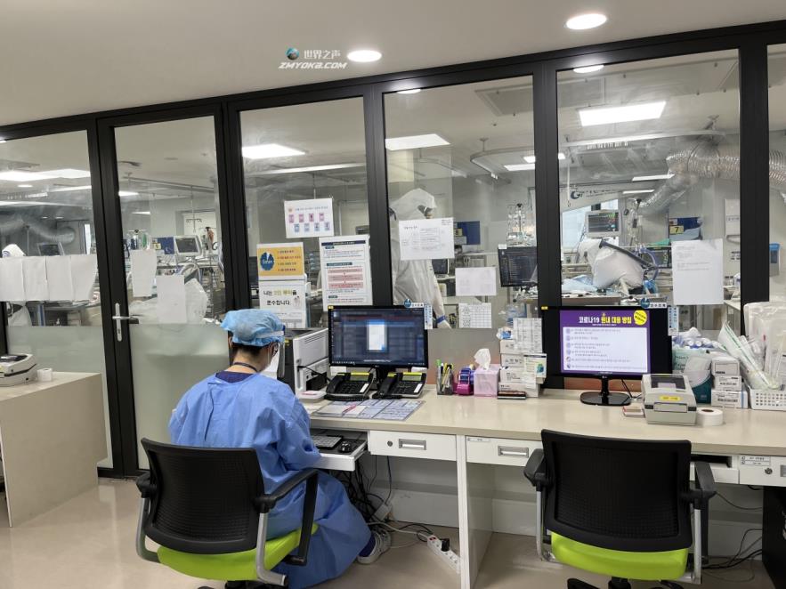 The glass screens operate on an interlock co<em></em>ntrol system that is used to seal off areas with infection risks. The isolation unit is accessible via separate entrance and elevators to shield the rest of the hospital from a possible exposure. (Kim Arin/The Korea Herald)