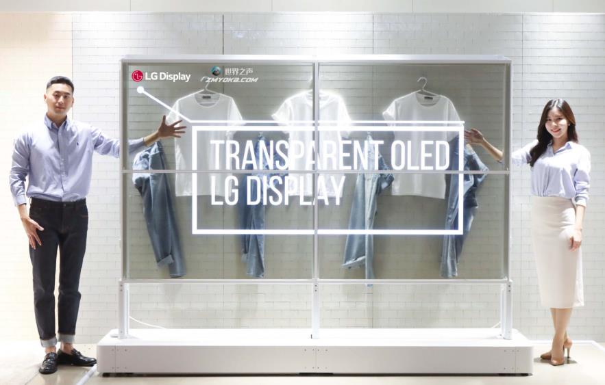 LG在2022年国际消费电子展上展示了透明OLED显示屏的概念