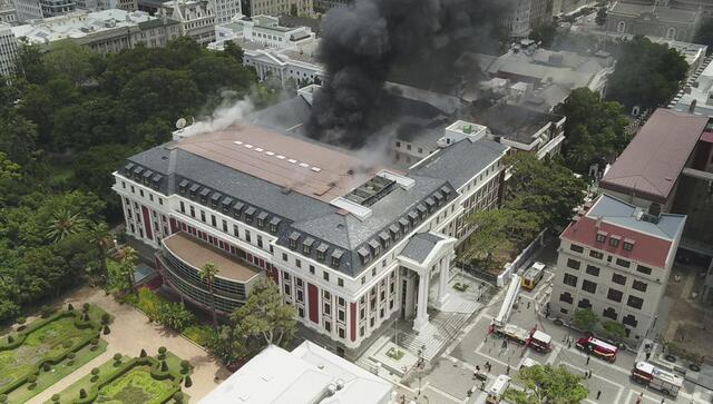 两天后，南非议会的大火得到控制，没有人员伤亡报告