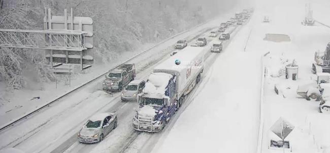 暴风雪席卷美国:包括两名儿童在内的5人死亡，交通严重中断