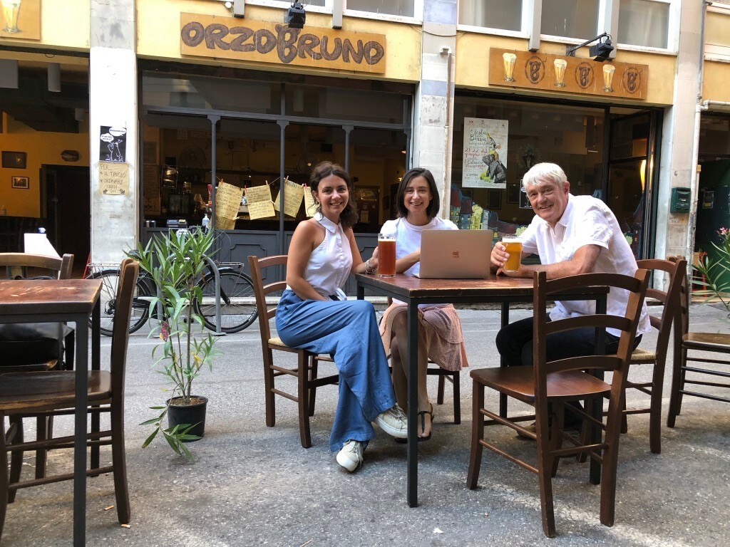 Anto<em></em>nella Pomè, Paola Binda and David Burr working at the Orzo Bruno (Brown Barley) pub in Pisa