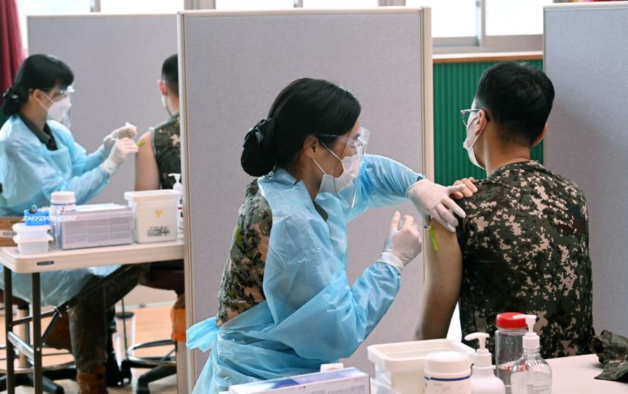 Service members receive COVID-19 vaccines in Goyang, Gyeo<em></em>nggi Province. (Yonhap)