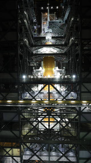 美国宇航局完成巨型月球火箭堆垛，邀请媒体了解更多信息