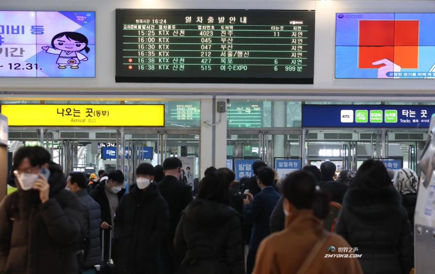 Seoul Station is crowded with passengers due to train delays on Wednesday, as a KTX bullet train was derailed on the Seoul-Busan route after a steel structure torn loose from a tunnel in Yeongdong, 214 kilometers south of Seoul, hit it at 12:48 p.m.
