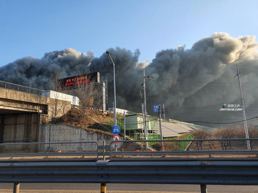 This photo provided by the Gyeo<em></em>nggi Province fire authorities shows smoke billowing from a warehouse fire scene in Pyeongtaek, some 70 kilometers south of Seoul, on Thursday. (Gyeo<em></em>nggi Province fire authorities)