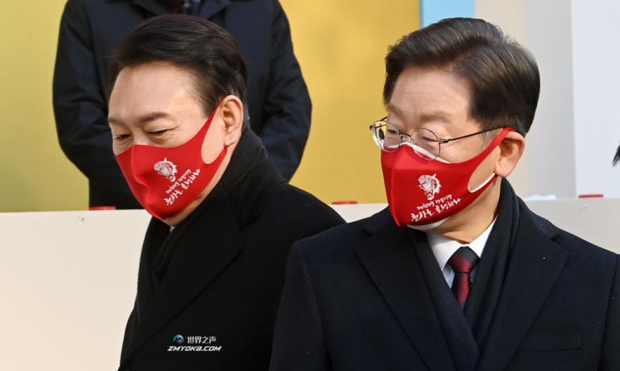 Yoon Suk-yeol (left), presidential nominee of the main opposition People Power Party, stands next to his rival Lee Jae-myung (right) of the ruling Democratic Party. (Joint Press Corps)