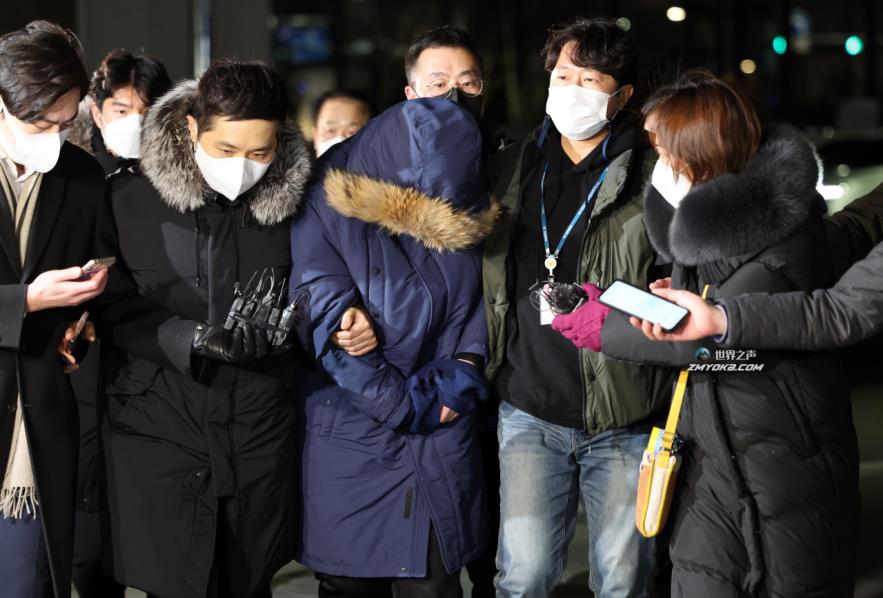 An Osstem Implant employee surnamed Lee, covered with a thick winter coat, is escorted into the Gangseo Police Station in western Seoul on Thursday, after being arrested on charges of embezzling 188 billion won from his company. (Yonhap)