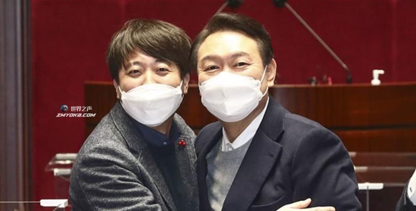 Yoon Suk-yeol (right), the presidential candidate of the People Power Party, and PPP chief Lee Jun-seok pose for a photo after the party meeting at the Natio<em></em>nal Assembly in Seoul on Jan. 6, 2022. (Yonhap)