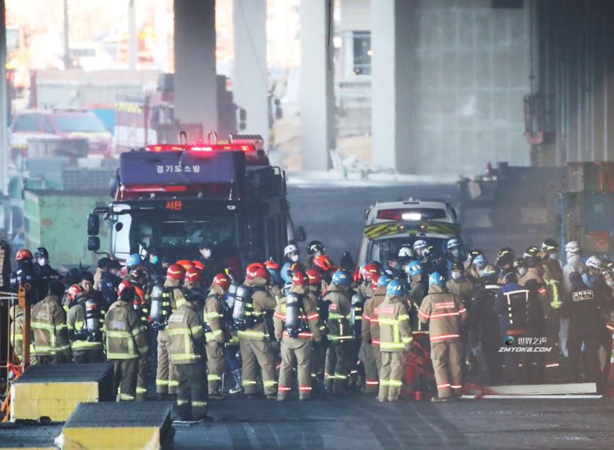 Firefighters move the body of one of their three colleagues o<em></em>nto an ambulance at a cold warehouse in Pyeongtaek, 70 kilometers south of Seoul, on Thursday. The three went missing for hours while fighting a fire that took place at the facility under co<em></em>nstruction the previous day. All three were found dead. (Yonhap)