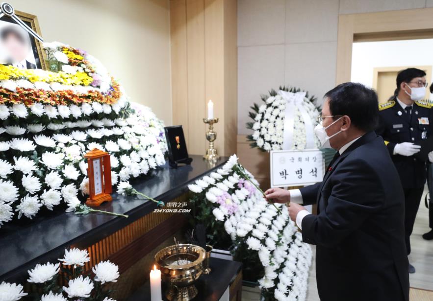 Presidential Chief of Staff You Young-min lays a flower at a funeral altar for one of three firefighters who died while battling a warehouse blaze in Pyeongtaek, 70 kilometers south of Seoul, on Friday. (Yonhap)