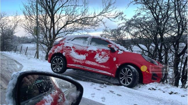 由于大雪造成整个苏格兰的交通中断，汽车被困在主要道路上