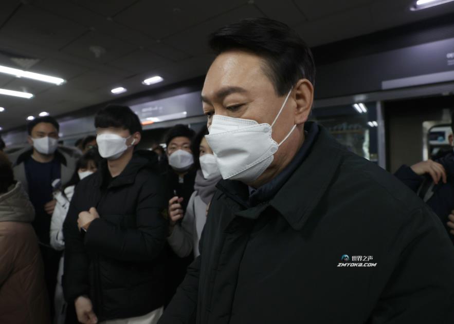 Presidential candidate Yoon Suk-yeol of the main opposition People Power Party gets off a subway train at the Natio<em></em>nal Assembly Station in Yeouido, Seoul, Friday. (Yonhap)
