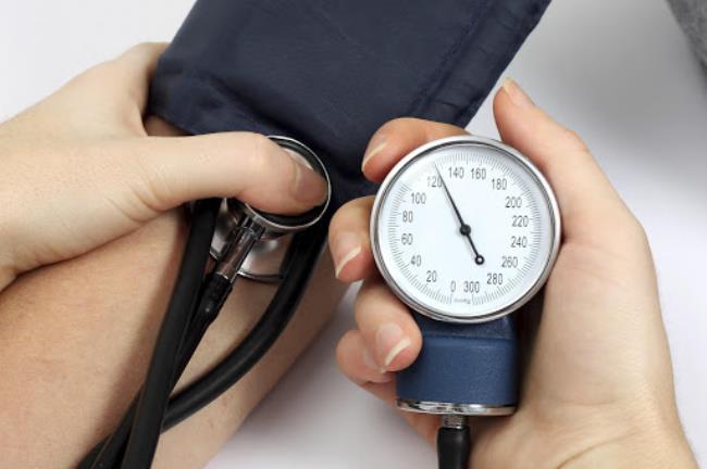 在可能出现的血压过高或过低的症状中，有两种是最常见的