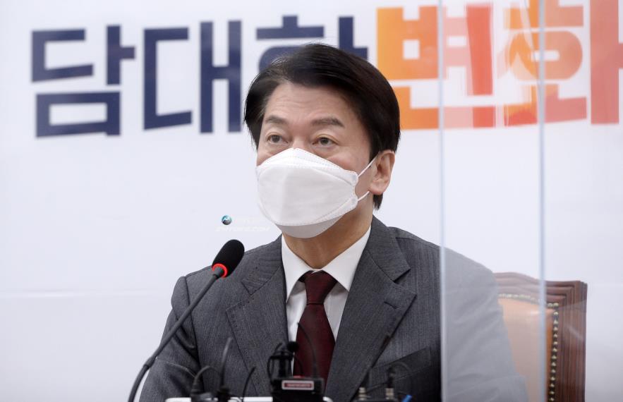 Presidential candidate Ahn Cheol-soo of the minor opposition People’s Party speaks during a campaign committee meeting at the Natio<em></em>nal Assembly on Thursday. (Yonhap)