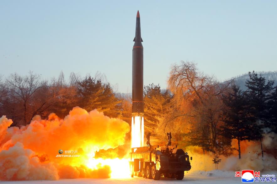 This photo, released by North Korea`s official Korean Central News Agency on Jan. 6, 2022, shows what the North claims to be a new hyperso<em></em>nic missile being launched the previous day. (Yonhap)