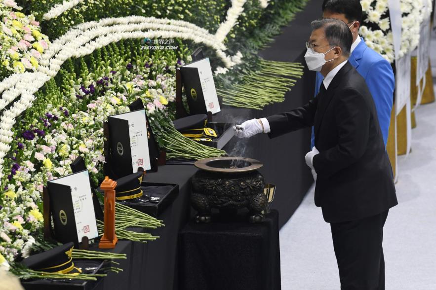 South Korean President Moon Jae-in pays respect to three firefighters who died while battling a fire, during a send-off ceremony held in Pyeongtaek, Saturday. (Yonhap)