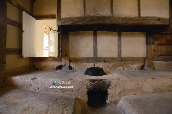 A furnace for room heating and cooking at the house of the late Shin Jae-hyo in Gochang (Cultural Heritage Administration)