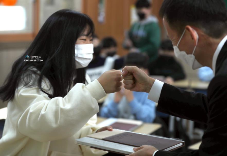 Student receives a fist bump from a principal at a graduation ceremony held at a school in Changwon, South Gyeo<em></em>ngsang Province, Thursday. (Yonhap)