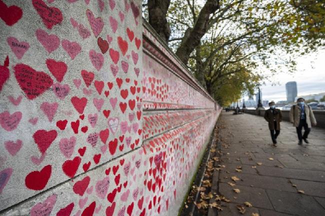 ↑On November 9, 2021, people pass by the Natio<em></em>nal New Crown Memorial Wall along the Thames in London, England. Published by Xinhua News Agency (Photo by Stephen Cheng)