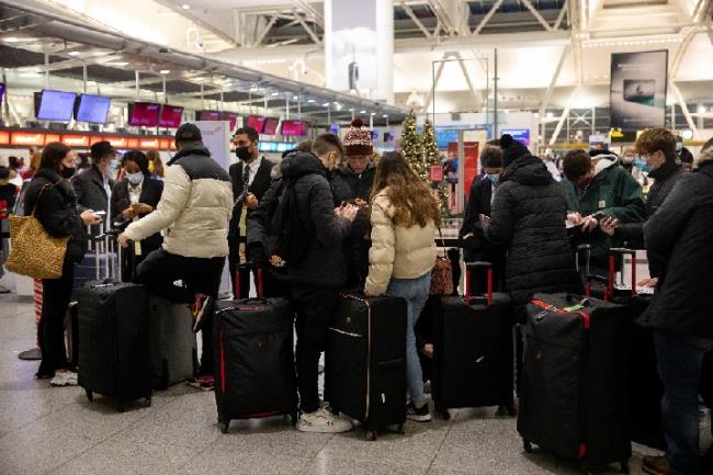↑On January 3, 2022, some passengers gathered at Terminal 4 of John F. Kennedy Internatio<em></em>nal Airport in New York, USA. Affected by the epidemic and weather conditions, thousands of flights in the United States have recently been cancelled. Issued by Xinhua News Agency (Photo by Guo Ke)