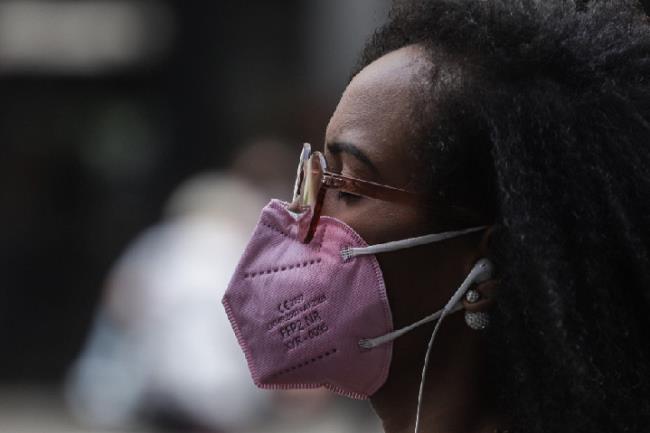 ↑September 13, 2021, a woman wearing a mask travels in Sao Paulo, Brazil. Published by Xinhua News Agency (Photo by Rachel Patraso)