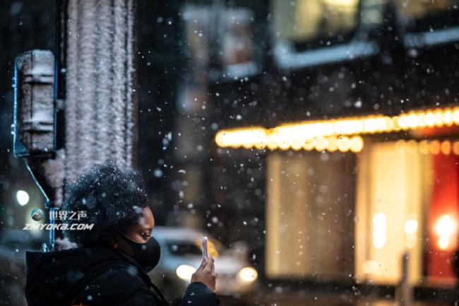 ↑On January 1, 2022, in Chicago, USA, a woman waits to cross the road. Published by Xinhua News Agency (Photo by Vincent Johnson)