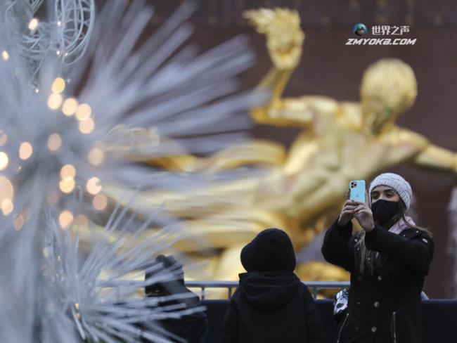↑On January 4, 2022, a woman wearing a mask is sightseeing at Rockefeller Center in New York, USA.Photo by Xinhua News Agency reporter Wang Ying