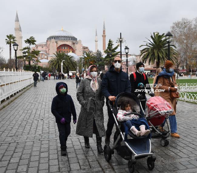 ↑On December 18, 2021, in Istanbul, Turkey, tourists are preparing to enter the Blue Mosque.Photo by Xinhua News Agency reporter Shadati