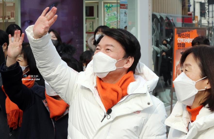 Ahn Cheol-soo, presidential nominee for the minor opposition People's Party, waves to the crowd while on a campaign trail in Cheongju, some 140 kilometers south of Seoul, on Sunday. (Yonhap)