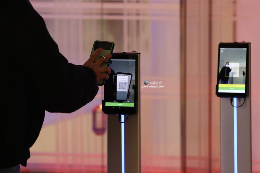 QR code scanners are set up at the entrance of a mall in Seoul. Visitors must scan their perso<em></em>nal QR code generated through a smartphone app before entering. (Yonhap)