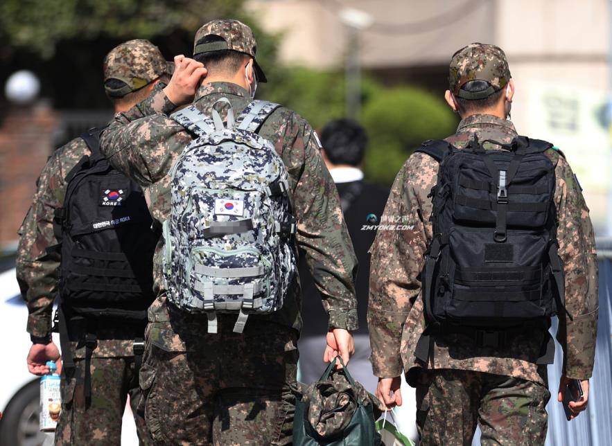 Soldiers on leave. (Yonhap)
