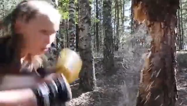 “世界上最强壮的女孩”:俄罗斯拳击手用致命的一拳击倒了一棵树，看vira