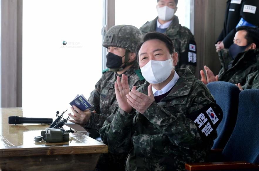 Yoon Suk-yeol, presidential nominee of the main opposition People Power Party, applauds after hearing a presentation from a military officer during a visit to the ba<em></em>se of the 3rd Infantry Division in Gangwon Province last month. (Joint Press Corps)