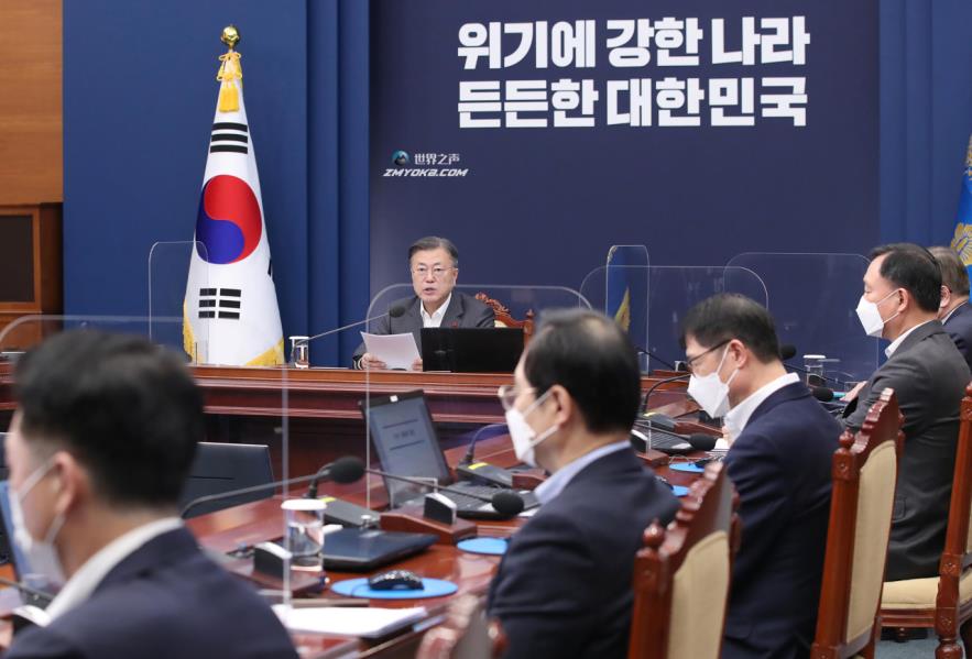President Moon Jae-in (C) presides over a meeting of his senior secretaries at the presidential office in Seoul on Monday. (Yonhap)