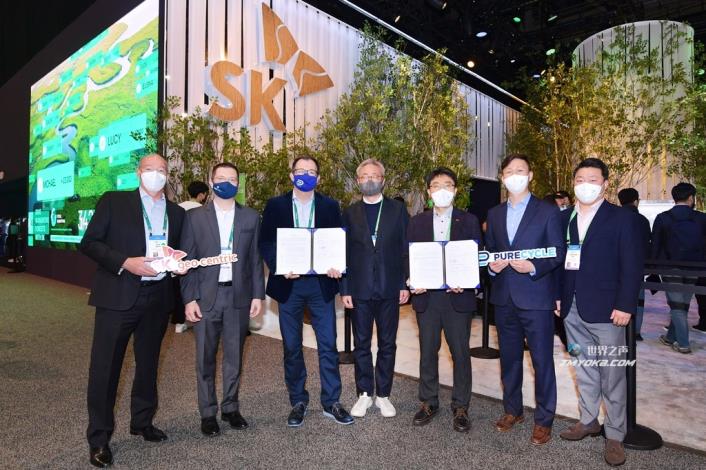 SK Innovation CEO Kim Jun (4th from L) and Purecycle Technologies CEO Mike Otworth (3rd from L) pose for photo with their company officials after signing an agreement on the co<em></em>nstruction of a plastic recycling plant in South Korea's southern city of Ulsan, on the sidelines of the Co<em></em>nsumer Electro<em></em>nics Show in Los Angeles last week, in this photo provided by SK on Monday. (SK)