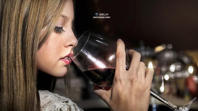 研究表明:喝一杯葡萄酒可以促进头发健康，限制脱发