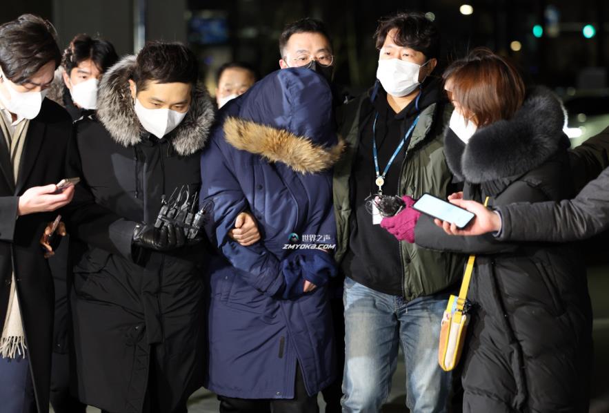 An Osstem Implant employee surnamed Lee, covered with a thick winter coat, is escorted into the Gangseo Police Station in western Seoul last Thursday, after being arrested on charges of embezzling 188 billion won from his company. (Yonhap)