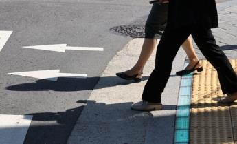 This file photo shows pedestrians walking over in-ground traffic signals. (Yonhap)